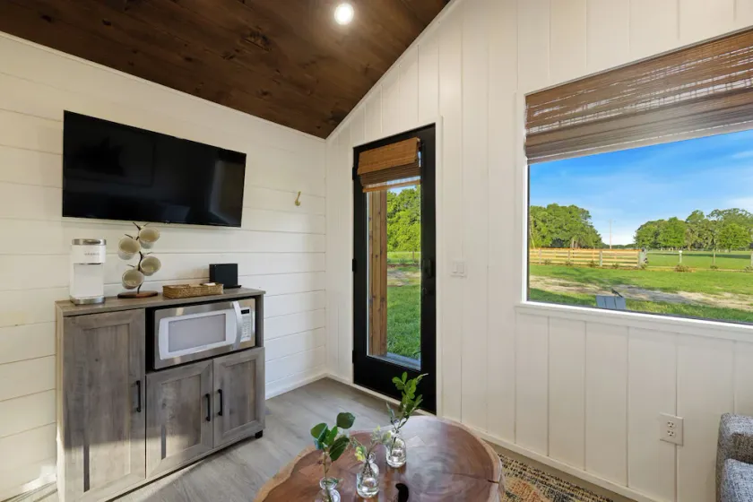 Vista Verde Farm Retreat - Stylish Cabins Nearby Springs - Image 1