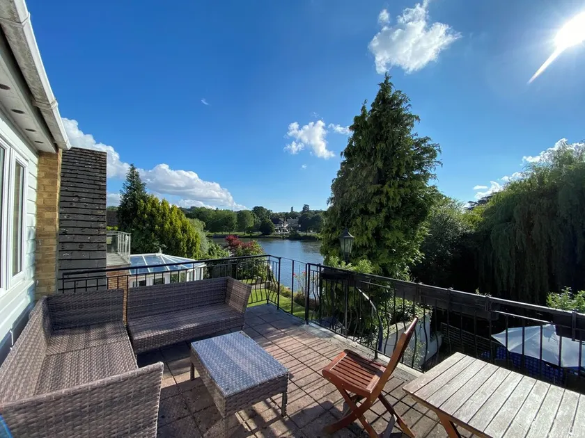Fabulosa casa en el río Támesis, cerca de Windsor y Londres - Image 1