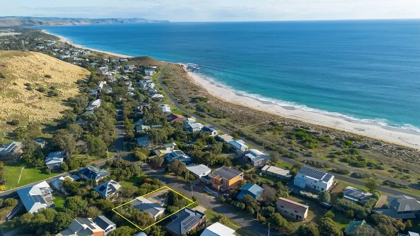 25 Elizabeth Crescent - Image 1