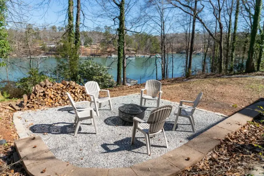 Perfect Summer get away! Charming 4 bedroom lake front home. - Image 1