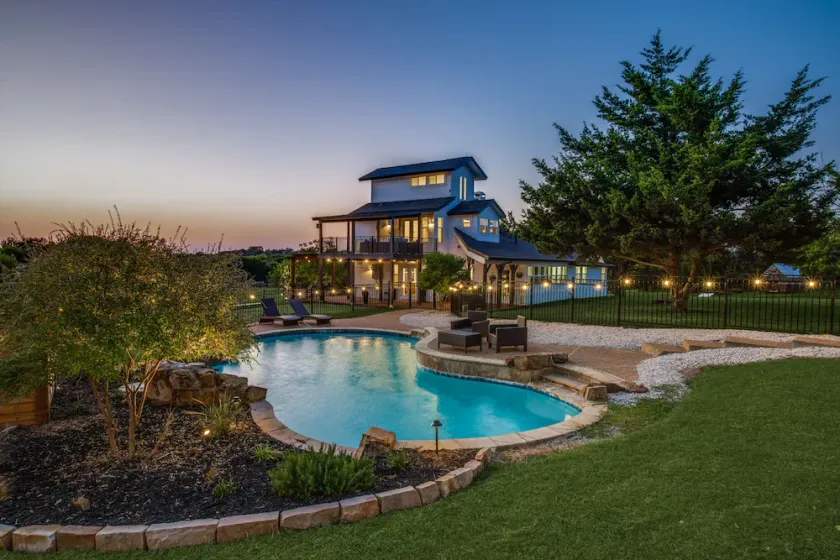 Charming 5 bed/3 ba Farmhouse +1bd/1ba game room + pool/hot tub w/opt event barn - Image 1