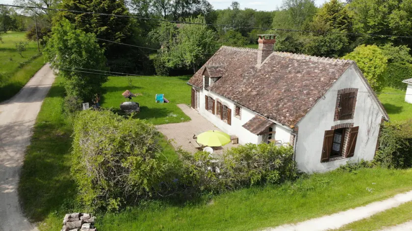 10 minutes from Guédelon, quiet house with large garden not overlooked - Image 1