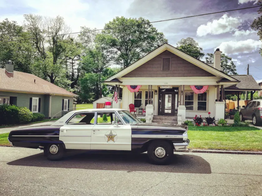 Bank Street Bungalow - Image 1