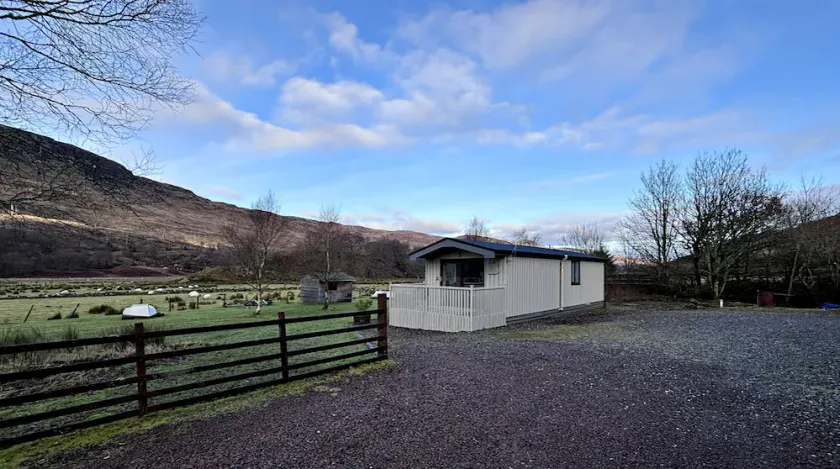 Beautiful 1 bedroom chalet with loch and lambing meadow views - Image 1