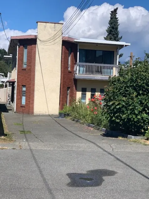 Cozy and cheerful 4-bedroom home with free parking on premises - Image 1
