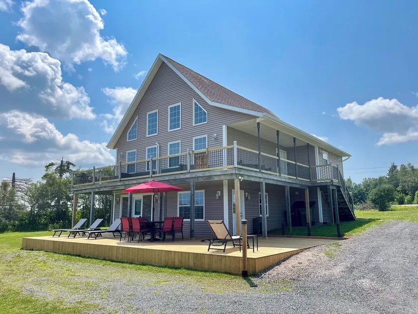 Rustico View Retreat- NEW rental, Perfectly located 4bdrm with wraparound deck - Image 1