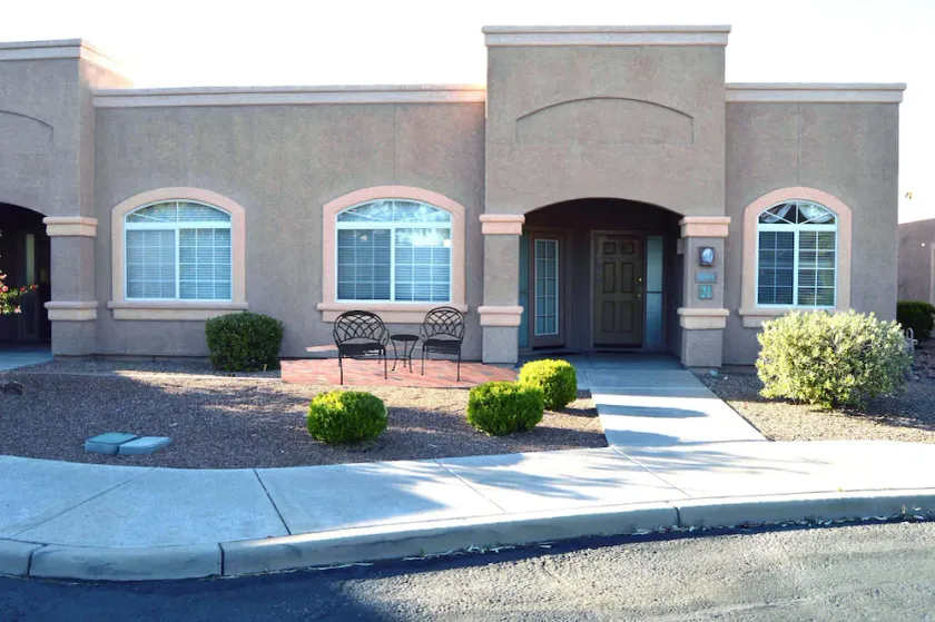 Luxury Studio Apartment Located in a Popular High Desert Resort - Image 1