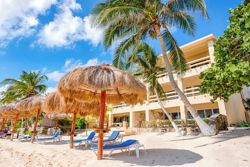 Beachfront penthouse condo, onsite restaurant, AC and swimming pool! - Image 1