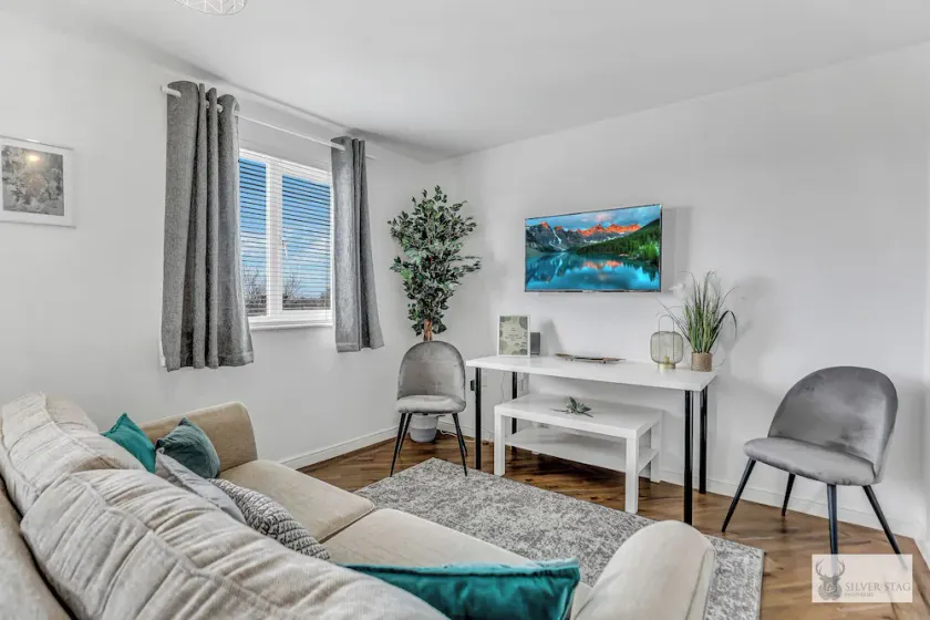 Spacious Whitwick Stay 3-Story House - Image 1