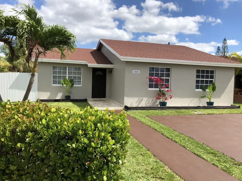 Modern Family Home in a safe and family oriented neighborhood. Welcome! - Image 1