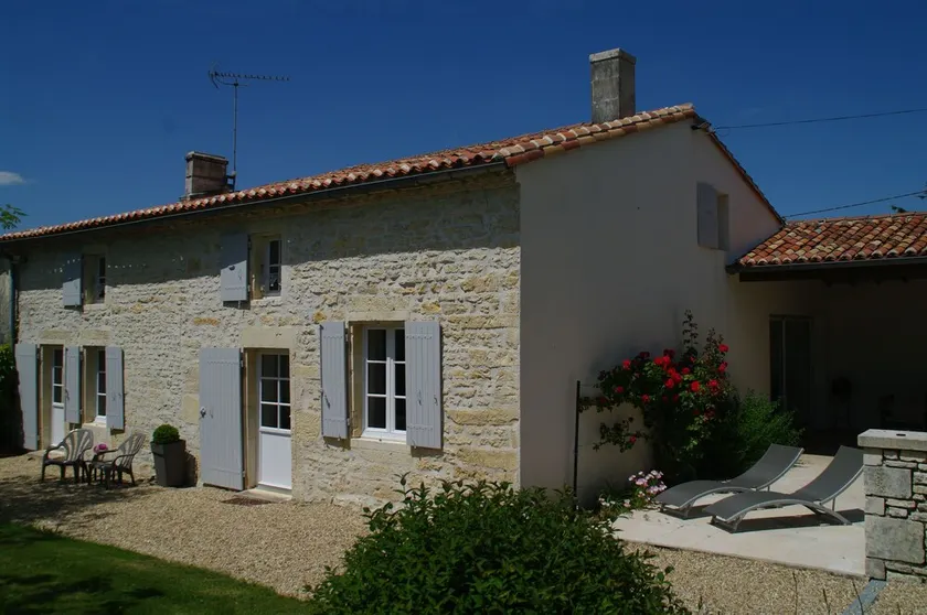 Spacious Charentais Farmhouse Among Fields Of Sunflowers And Vineyards - Image 1