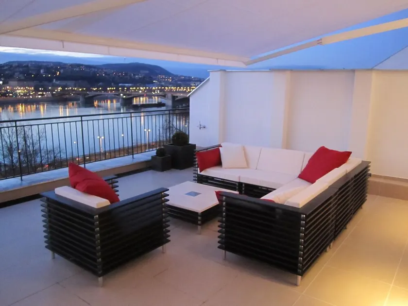 City penthouse with unique view over the Danube and the mountains of Budapest - Image 1