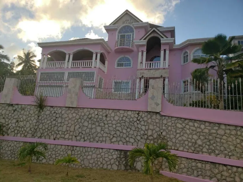 Affordable vacation room rentals in beautiful Jamaica. - Image 1