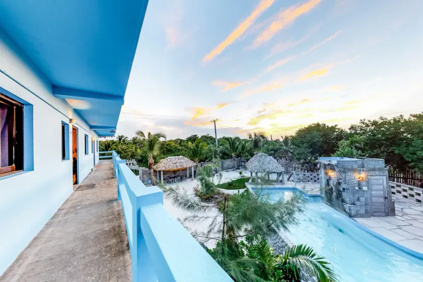 Multi-suite property w/ private pool, rooftop, grill, kayaks, partial AC & WiFi - Image 1