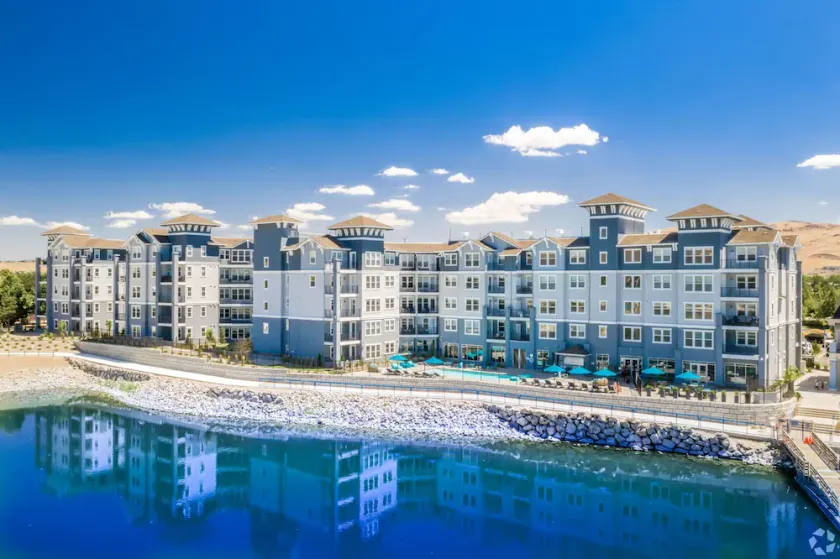 Chic Apt w Jacuzzi Pool BBQ Mountain Views - Image 1