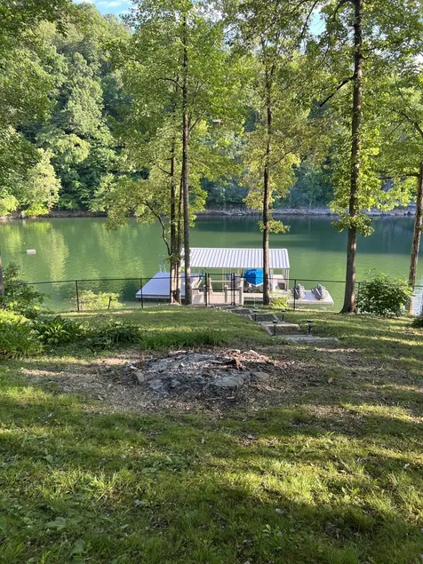 Lakefront Norris Lake house. Dock, Minimal Stairs. Close to I-75, Jacksboro, TN - Image 1