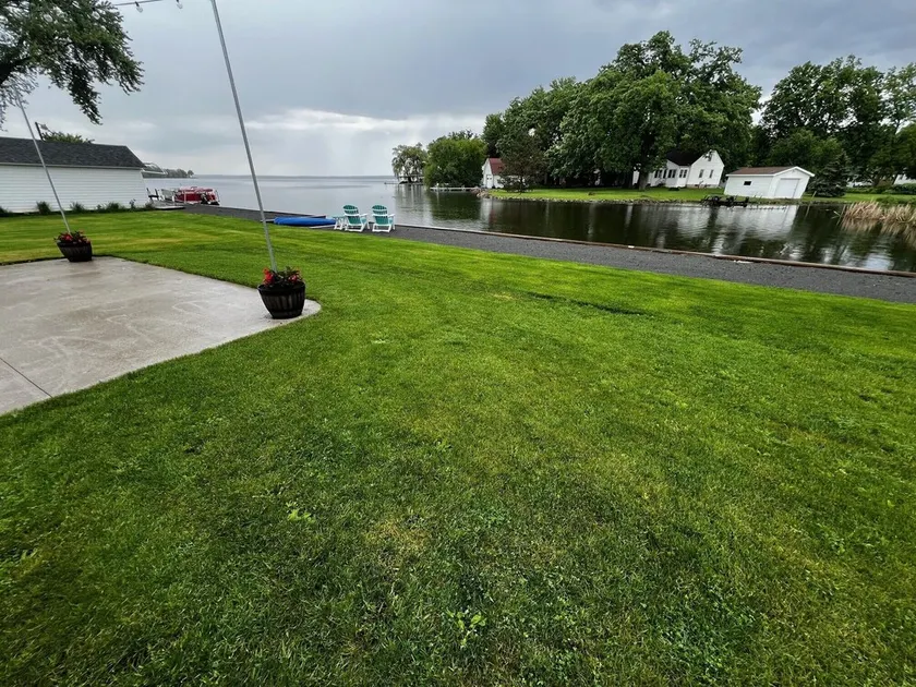 Waterfront Lake House, Kayaks and Large Yard - Image 1