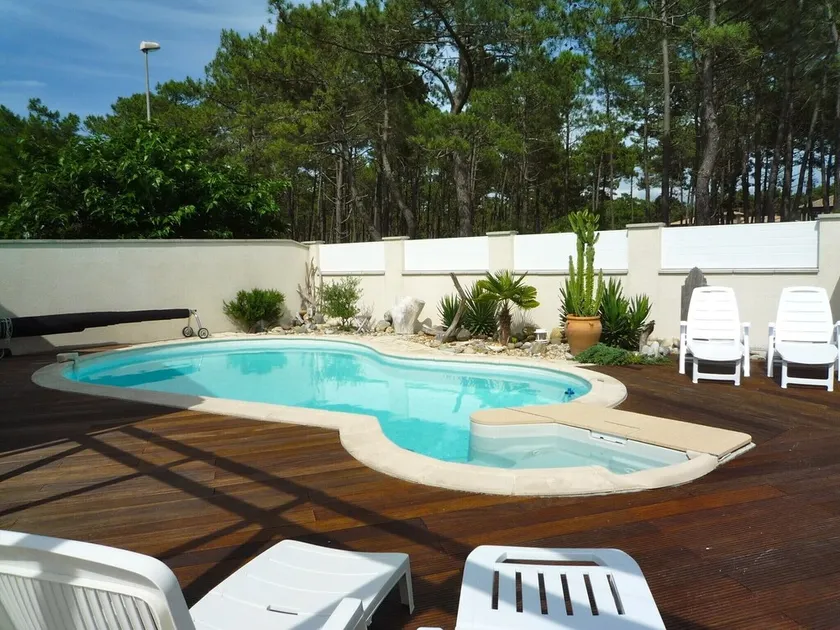 Close to the beach, central and comfortable house with a nice pool - Image 1
