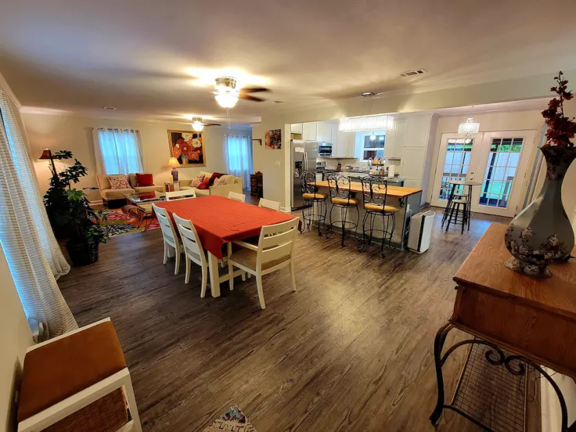 Fabulous, cozy cottage, w Hot Tub, 20-25 mins to Pensacola & Perdido Key Beach - Image 1