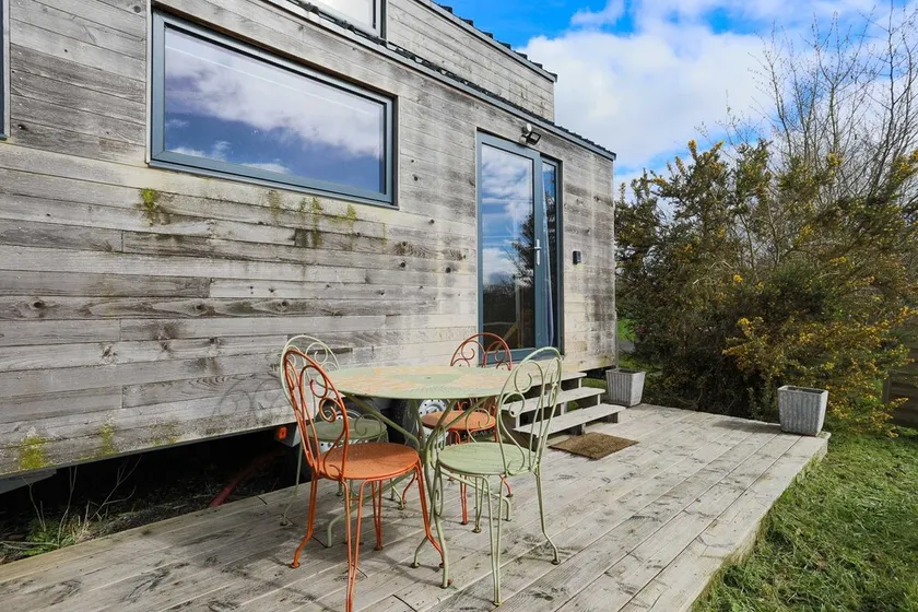 Tiny House 'Très Jolie Tout Confort' mit privater Terrasse, privatem Garten und WLAN - Image 1