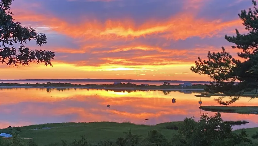Rummeligt Waterfront House med privat strand, spektakulær sø og havudsigt - Image 1