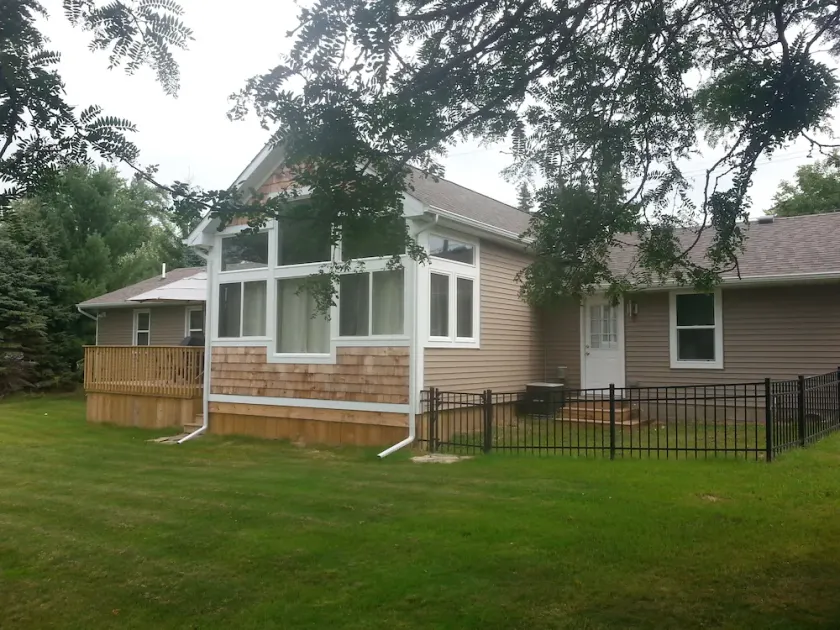 Lakefront Escape from 300/nt-Huge Yard/Lake-Free Kayaks & Pedal Boat-Sandy Beach - Image 1