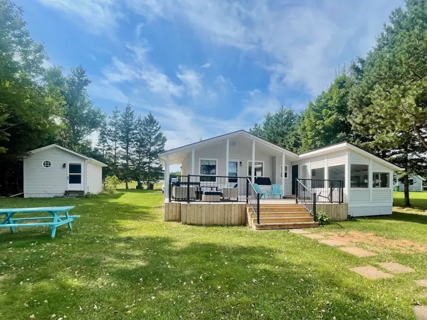 Adorable oceanfront 2 bedroom cottage plus bunkhouse - 15 min to Charlottetown - Image 1