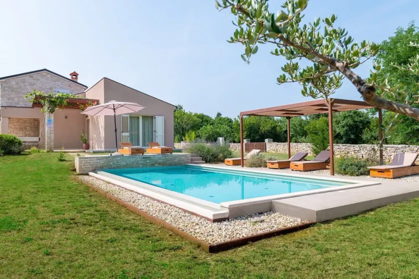 Villa Marten med indhegnet have og privat infinity-pool - Image 1