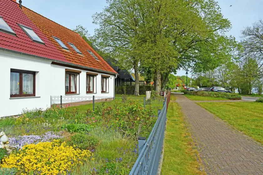 Vacation apartment with sitting area in the garden on the Bodden in Ralswiek - Holiday apartment with - Image 1