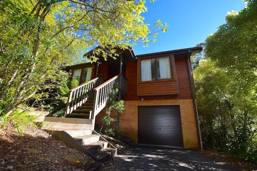 Santosha Glade | Designer Zen Cedar Home, 3 Bedroom, 2 Bathroom, Spa Bath, Central Heating, Gas Fireplace, Deck, BBQ - Image 1