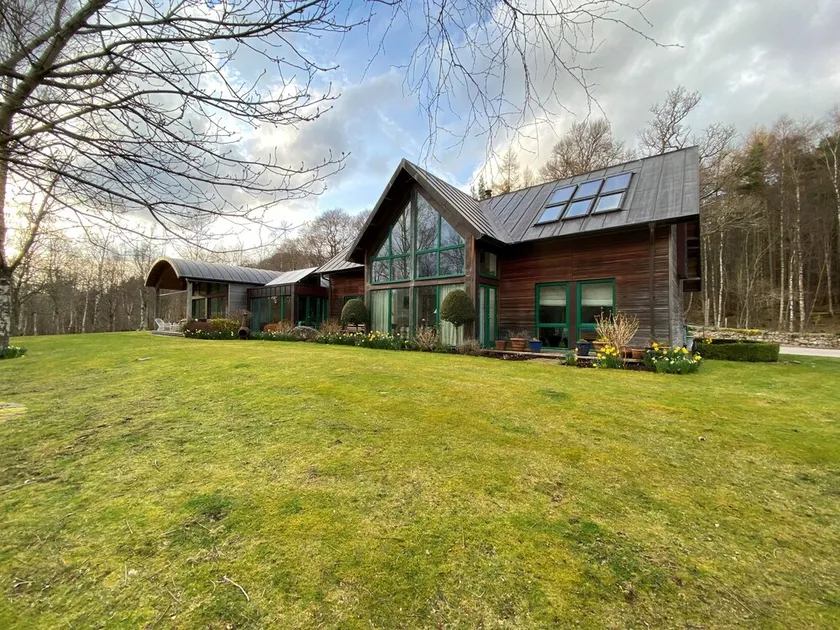 Large detached house - Image 1