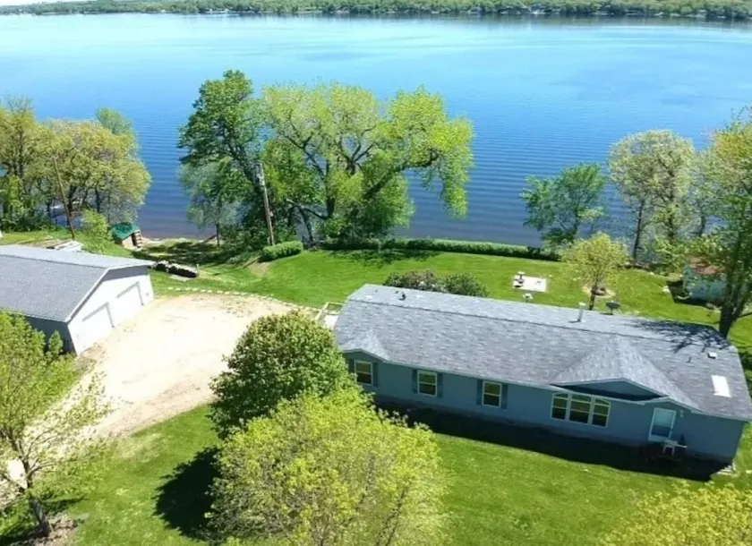 Beautiful Lake front property on Big Stone Lake - Image 1