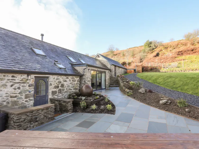 DROVERS BARN, pet friendly, luxury holiday cottage in Corwen - Image 1