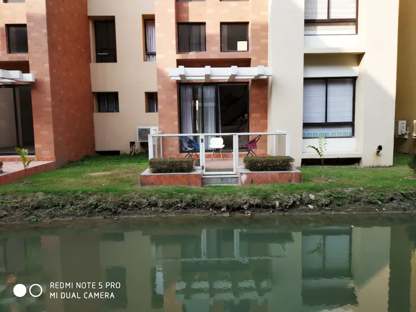Un appartement de 3 chambres sur deux niveaux avec un grand salon et salle à manger. - Image 1