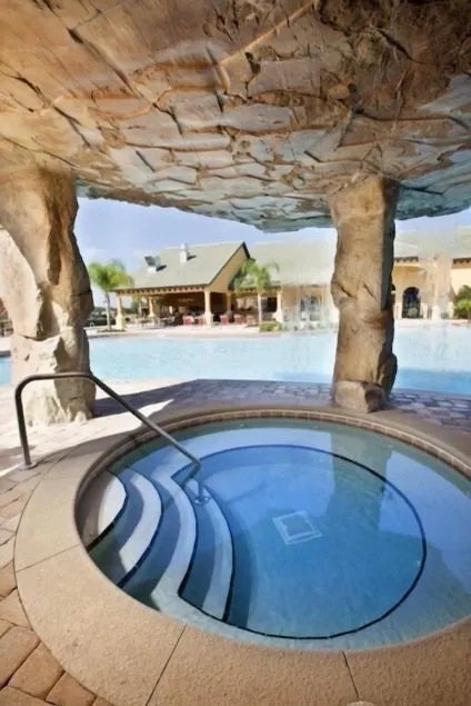 Appartement en copropriété avec piscine privée, sauna et jacuzzi - Image 1