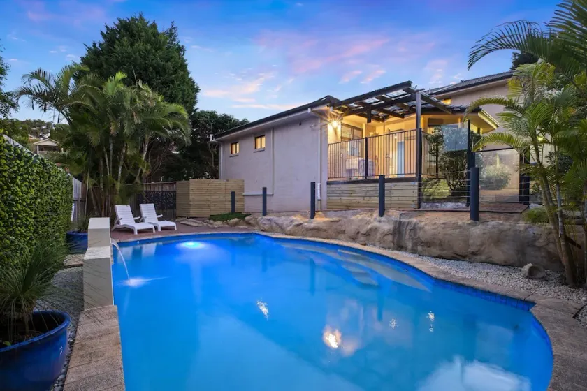 5 min drive from Terrigal Beach. Modern apartment. - Image 1