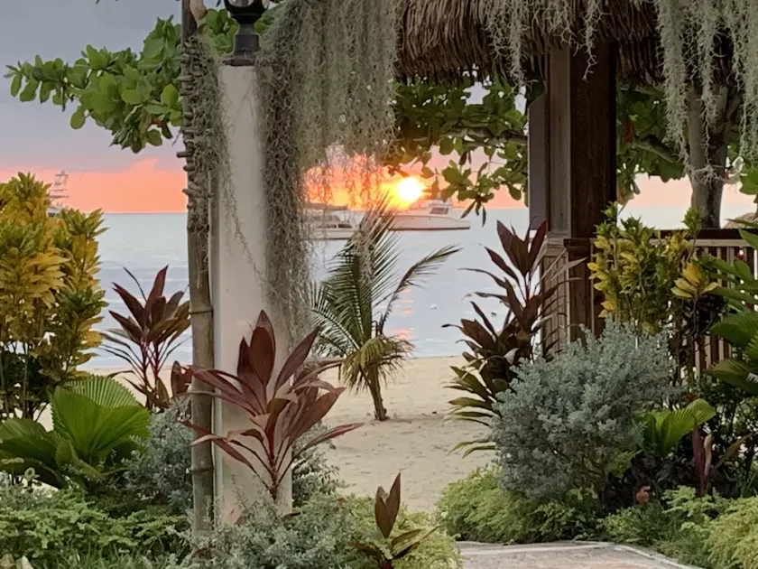 2-bedroom Apt - Enjoy 7 miles of White Sand Beach! 2 Apts by RedAwning - Image 1