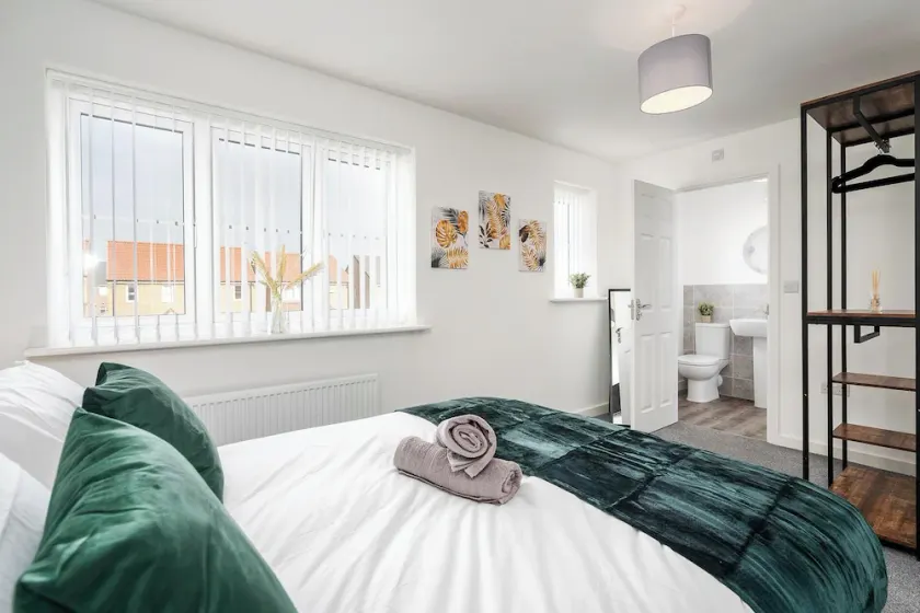 Stylish 3-bed Home with Parking & Enclosed Garden - Image 1