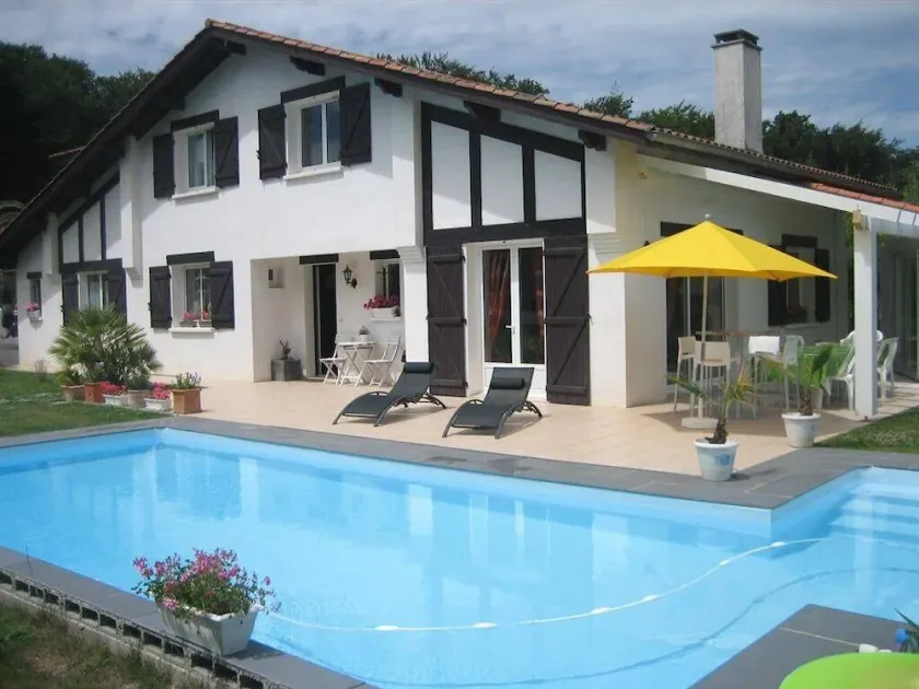 Grande Villa Avec Piscine Chauffée Dans un Espace Sécurisé - Image 1
