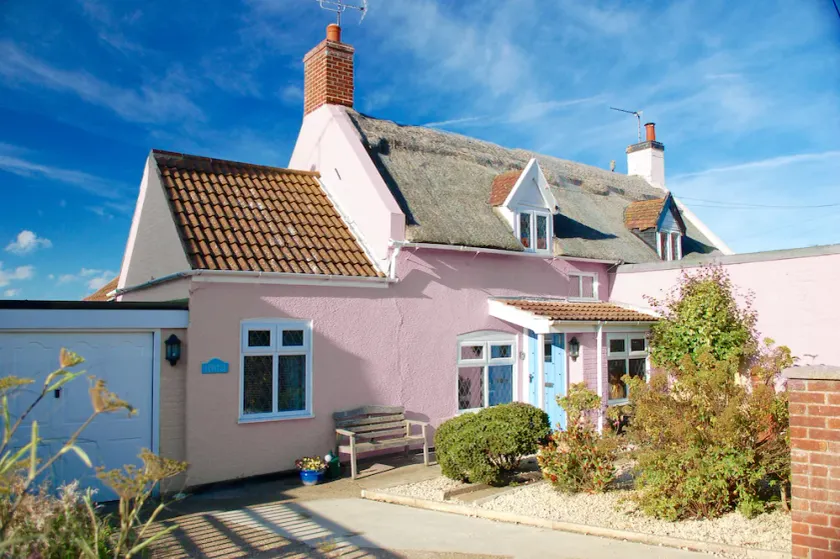 Admiral Cottage, Cosy Thatched Cottage Close To Sea & Sand Dunes - Image 1
