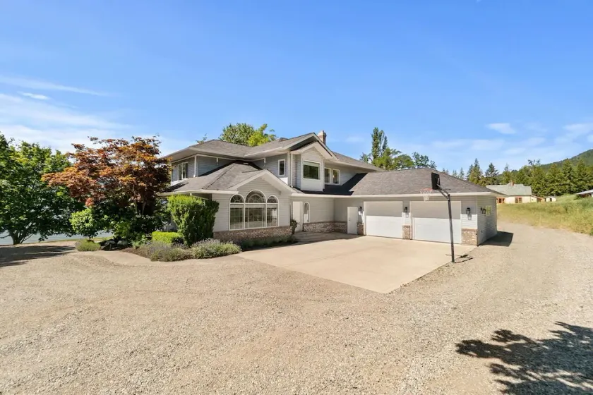 Okanagan Lake Private Beachfront Retreat – 4-Bedroom Spacious Home Sleeps 8 - Image 1