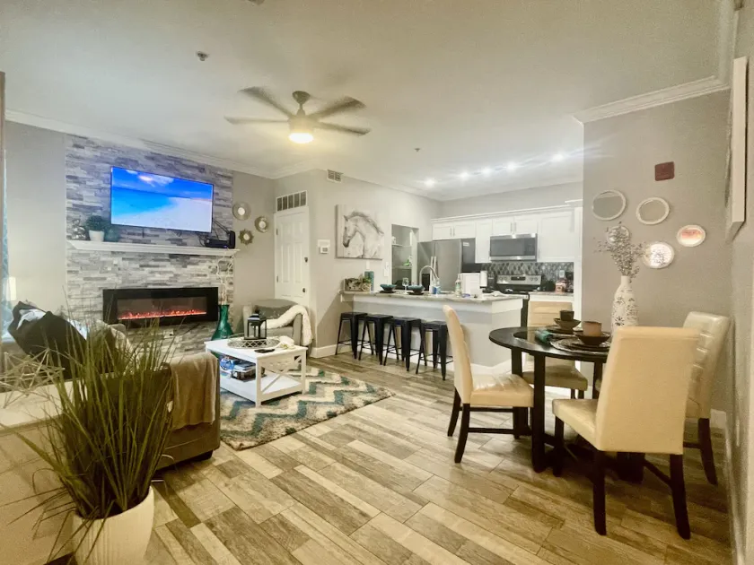 UPDATED REMODELED CONDO- NO STAIRS 3 MILES TO THE BEACH! PETS ok! HEATED POOL ! - Image 1
