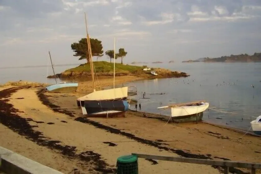 Very quiet seafront house with unobstructed sea view - Image 1
