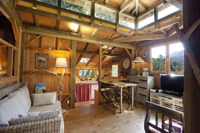 Cabine Estilo Chalé, Construído nas Árvores, Longe da Agitação, Entre o mar e as Montanhas - Image 1