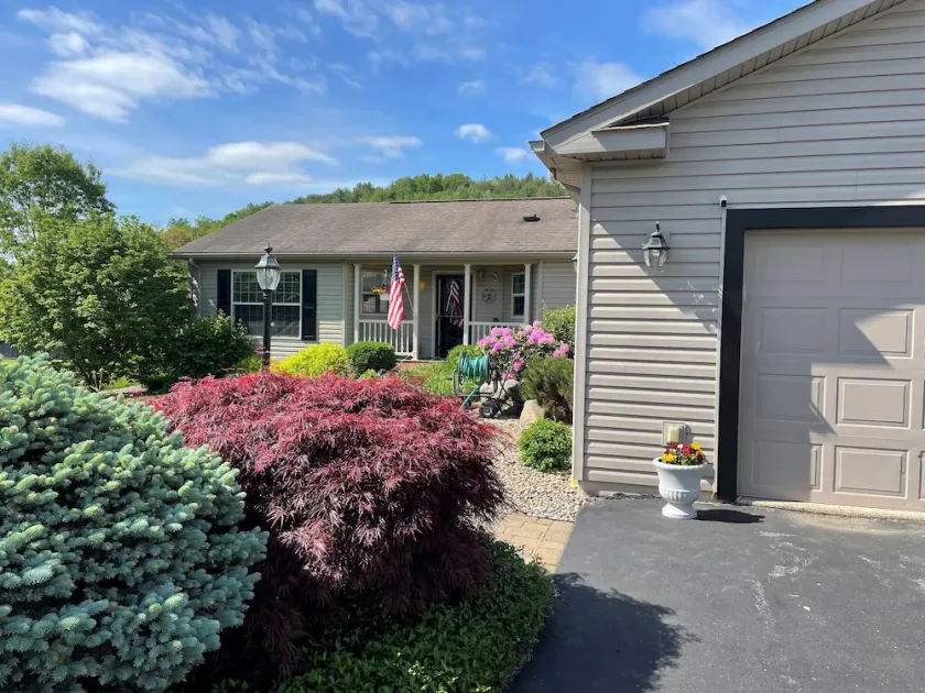 20 minutes from Penn State! Private entrance, cozy living space. - Image 1