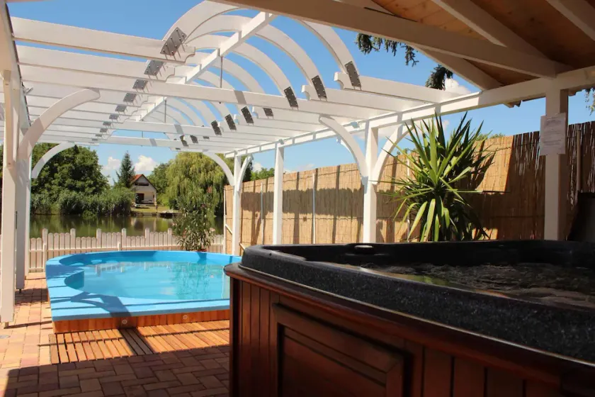Ferienhaus direkt am Fluss mit Pool und Whirlpool - Image 1