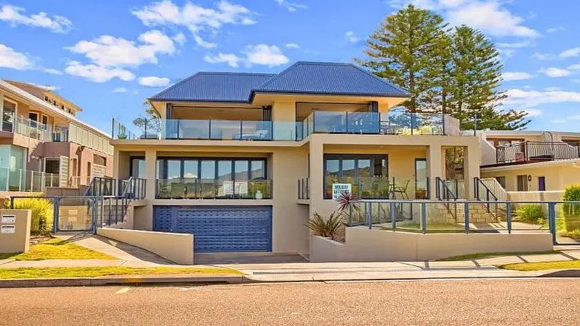 Luro 2 - Waterfront Luxury - Image 1