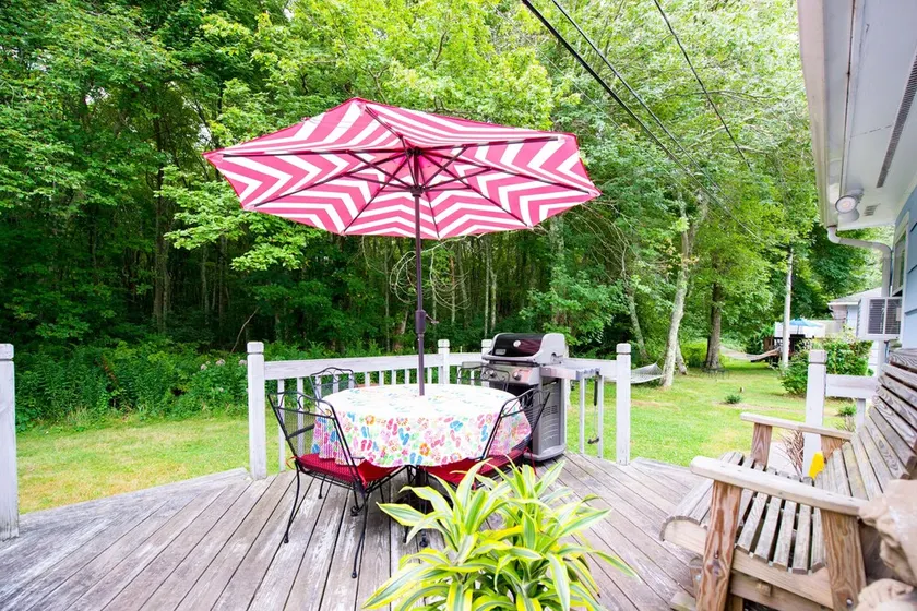Discount ! A mile to Narragansett beach & Boon Street Market this home has it all ! - Image 1