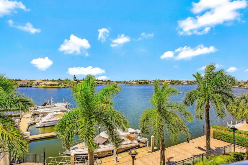 Exquisite condo with unique balcony and bay views - Image 1