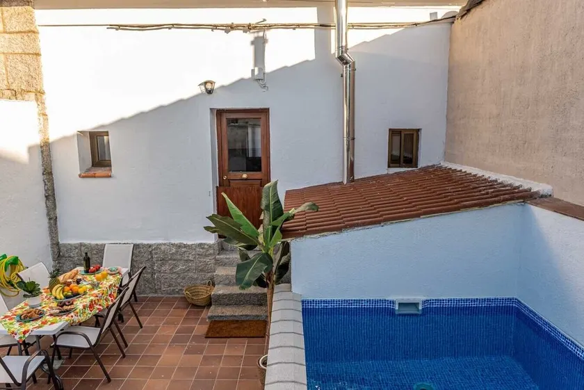HOUSE WITH SWIMMING POOL AND PRIVATE PATIO IN VALSAIN - Image 1